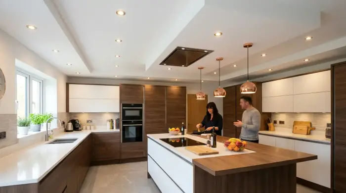 Faux plafond moderne dans une cuisine rénovée