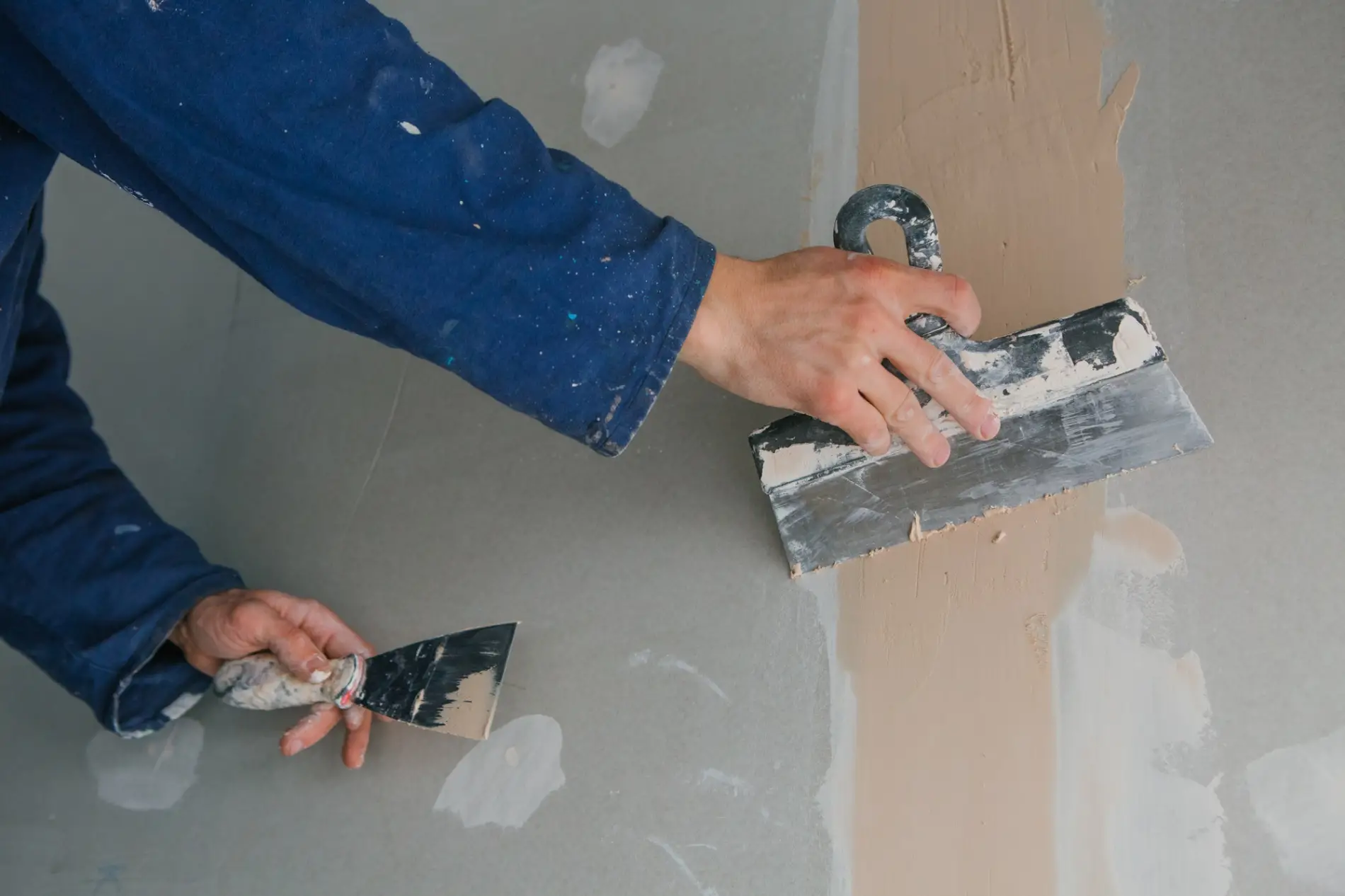 Plaquiste professionnel travaillant les finitions